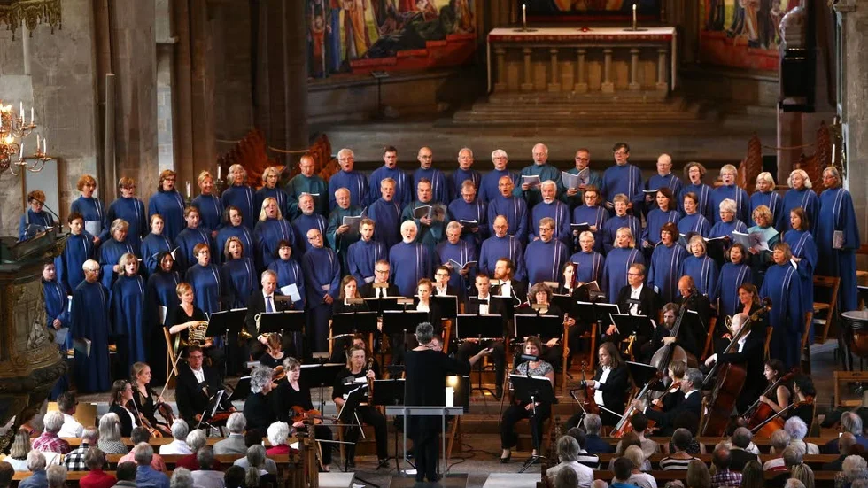 Dirigent Marie-Louise Beckman åstadkom balans mellan kör, stråkar och blåsare i Linköpings domkyrka.