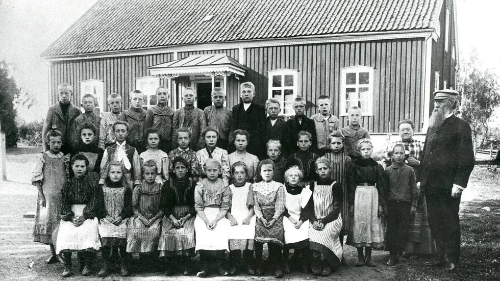 1905. Evjeboda skola. Lärare J G Viman med sina 33 elever.