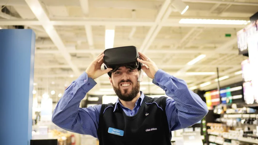 Årets julklapp. Butikschef Nedim Kljucanin på Clas Ohlson provar VR-glasögonen som handeln nu valt till Årets julklapp 2016.
