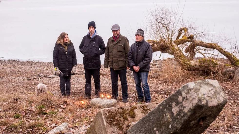 Stämingsfullt. I år bara fyra, men med förhoppning om fler i framtiden. Från vänster Anna Hellerstedt, Finspångs skolor, Lewis Frazer samt Jan-Erik Svenblad och Arno Aara, Föreningen Doverstorps flyktingläger. Arno bodde här ett tag som nioåring.