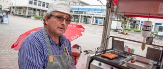 Korvgubben bjuder på nyhet vid torget