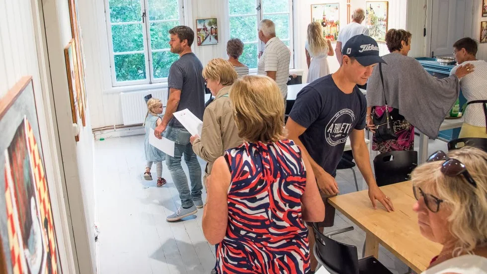 Fullt. Vid vernissagen på fredagen strömmade folk in för att se Benny Ekmans utställning.