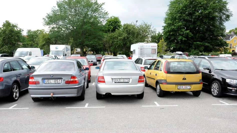 Västervik. Många bilar skadas på parkeringar under sommaren.