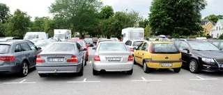 Personbilar skadade på parkering