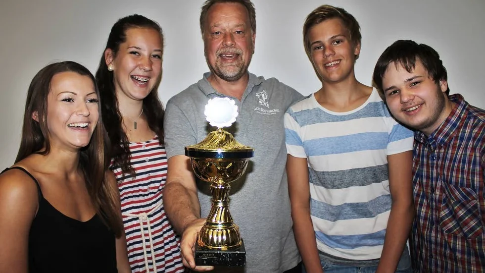 Mästarna. Elionore Rosenqvist, Sara Forssell, lagledaren Anders Johansson, Svante Linnér och David Hillerström.