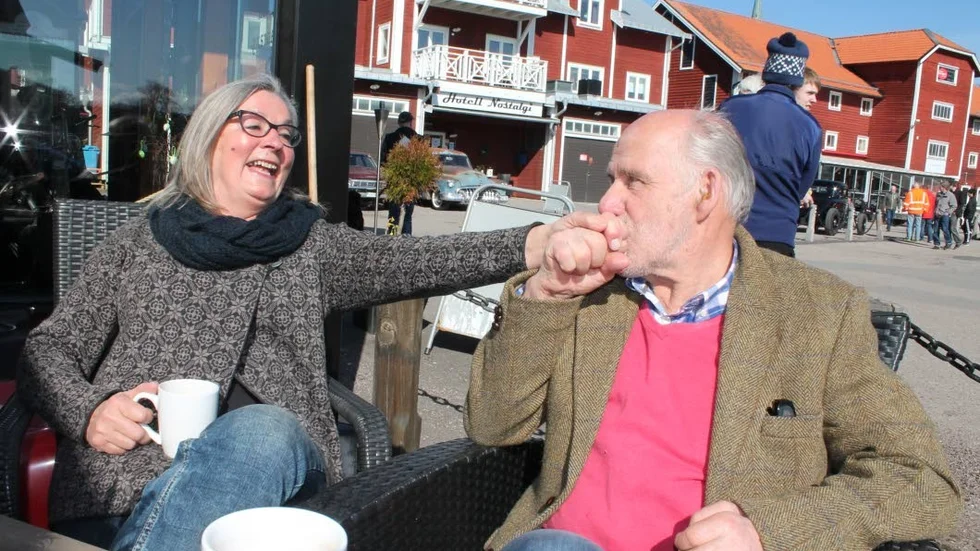 "Puss på dig, min älskade". Lars-Gunnar Samuelsson och Annika Fredriksson Forsén satt i hamnen och njöt av vårvärmen.