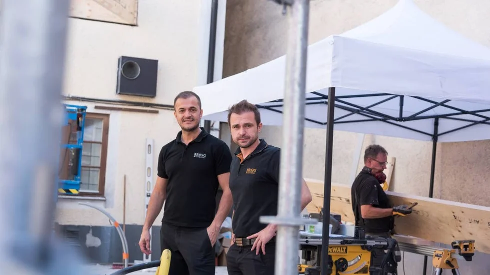 Utökar. Ajan Sajhadi och Fatmir Poturqoj vid tillbyggnaden på baksidan av Morella. Det som kommer bli nytt kök på Pinchos.