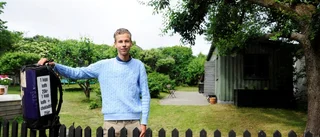 Gustav säljer kaffe från ryggsäck
