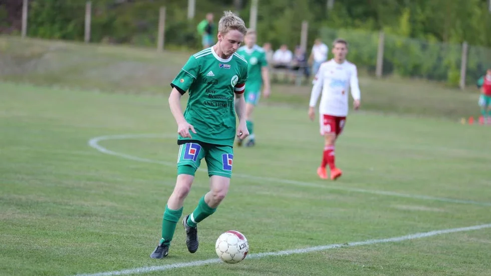 Bollkontroll. Jesper Skälhammar gjorde en bra insats som mittback.