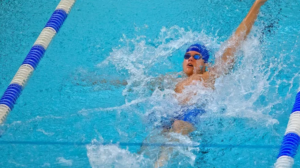 Pallplats. Svante Linnér simmae 100 meter ryggsim så fårt att det räckte till brons i P15-16.