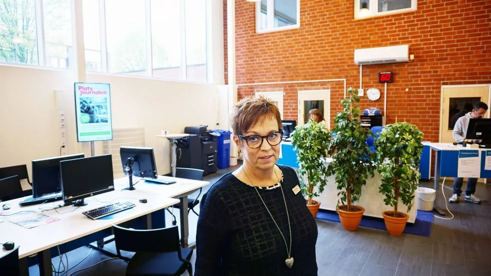 Miljö som försvinner. Ann-Brith Sköld berättar att den nuvarande kundtjänsten hos arbetsförmedlingen kommer att bli kontorslokaler. Den stora takhöjden försvinner när det blir två plan istället.
