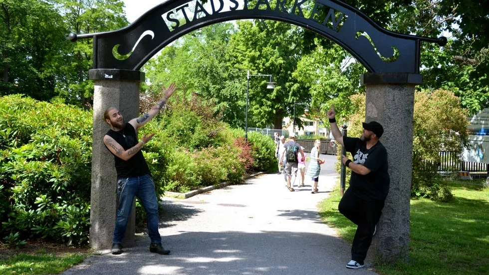 Välkommnar. Alecs Stagård och Bubba Bohlenius hoppas det kommer mycket folk till Stadsparken i början av augusti.