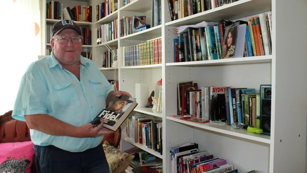 Bibliotek. Hans Brandin med en av de böcker som skänkts till biblioteket.