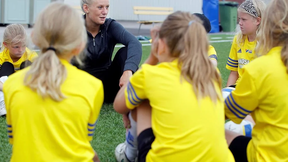Stina berättade att hon var på fotbollsplan så fort hon fick chansen när hon var liten. Familjen bodde ju precis utanför Kungsvalla.