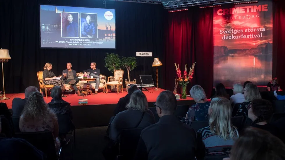 Anders De la Motte på scen på Bokmässan i Göteborg. Här tillsammans med deckarkollegan Mattias Edvardsson.