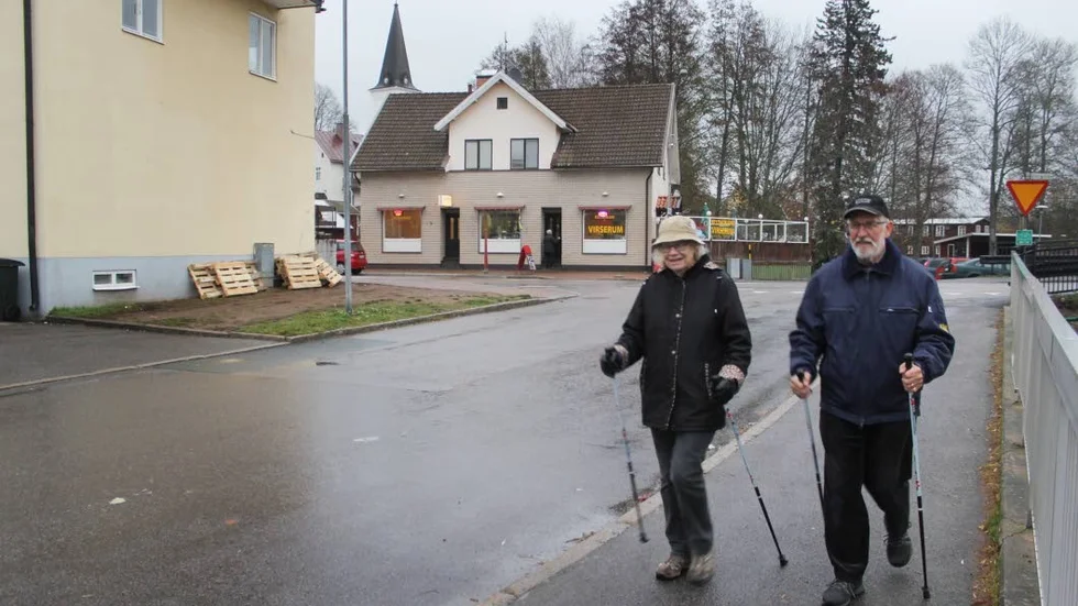 Under sin promenad passerade Anita och Sivert Bergström platsen där mordförsöket ägde rum i lördags. "Jättetråkigt det som hänt och att det ska behöva vara så här". kommenterar de.