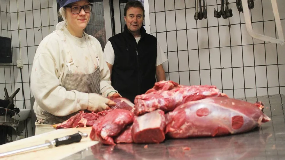 Julia Thel är en av tre anställda på Dackebygdens kött, utöver ägarna Robert och Lena Litzén.