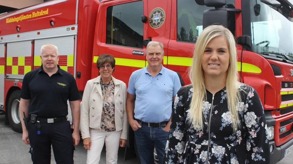 Dags för ny BOND-dag. Emma Nyberg fortsätter insamlingen för sjuka barn tillsammans med räddningstjänstens Ulf Bowein samt Lions, som här representeras av Ing-Marie och Göte Nilsson.