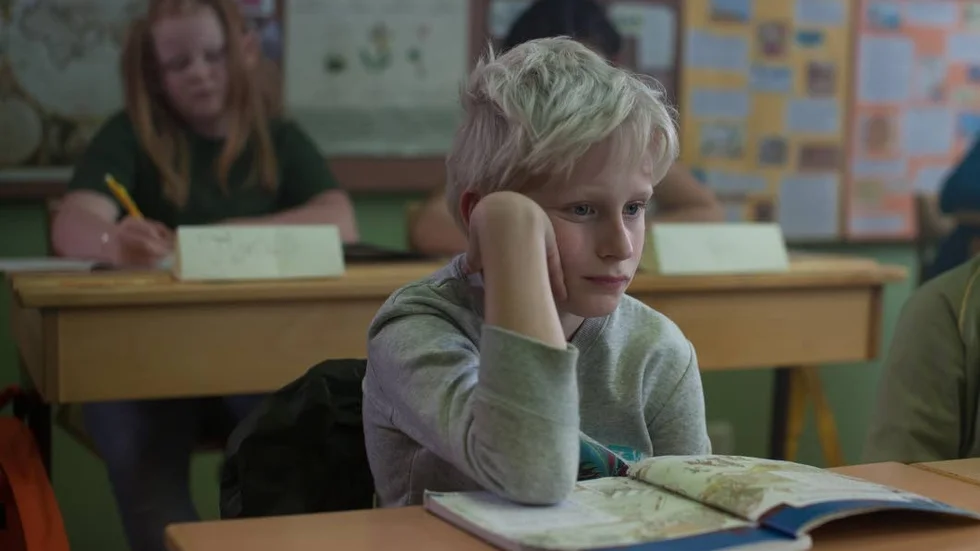 Sune (Elis Gerdt) brottas med de stora frågorna – som ”vem är jag?” – i nya filmen ”Sune vs Sune”.