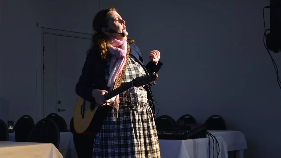 Skådespelaren och sångaren Lena Lövdahl gav nytt liv åt Carl Michael Bellmans klassiska epistlar och sånger i Motala på tisdagskvällen.
Foto: Per Carlsson
