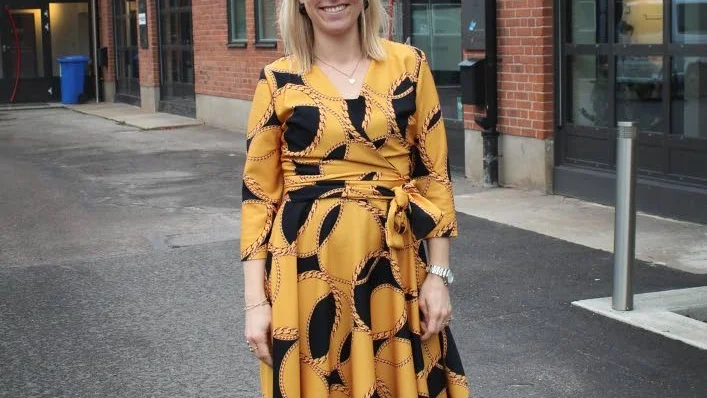 ”Jag gillar färg, jag har alltid färg. När vi skulle på begravning hittade jag inget svart i garderoben, jag fick köpa nytt.”