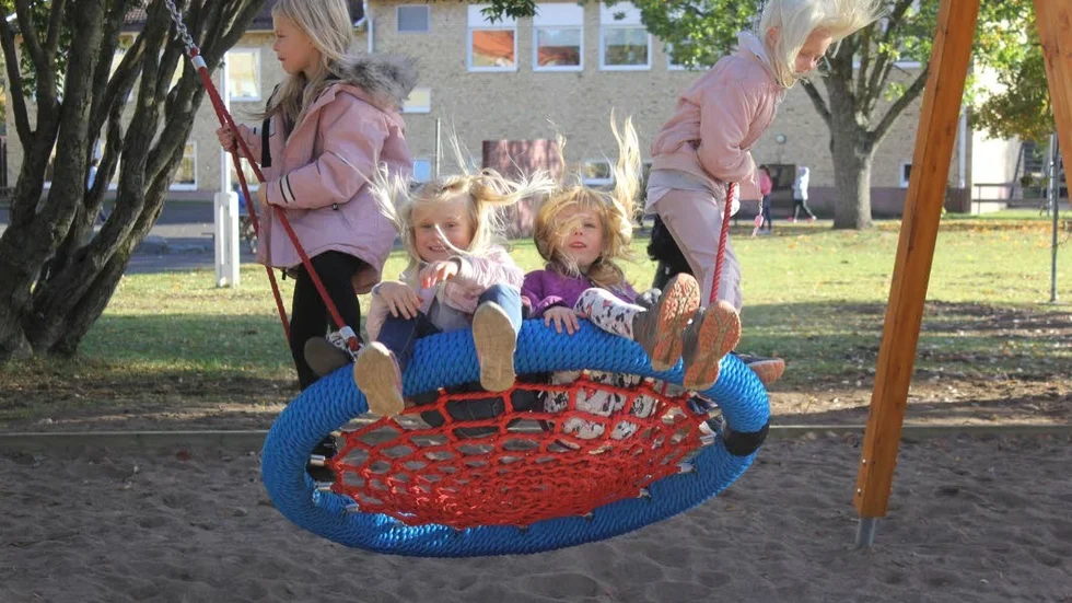 Gunga gjord för många kompisar. Emådalskolan har fått tre så kallade kompisgungor till elevernas stora glädje.