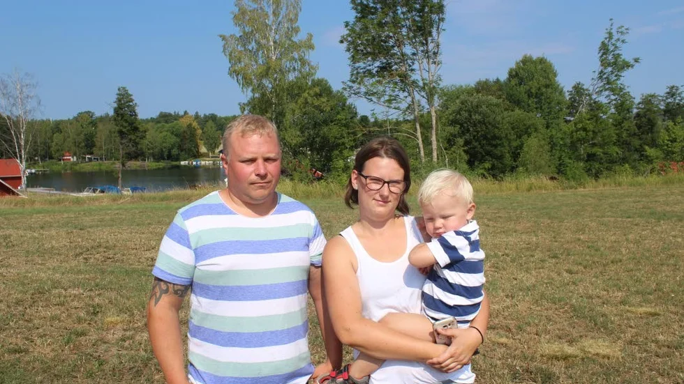 Andreas Andersson och Jeanette Gustafsson med sonen Alfred har kämpat sedan januari förra året för att få köpa en tomt av kommunen.
