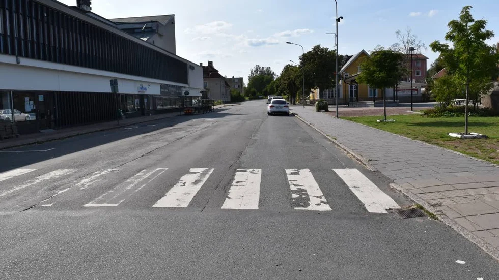Området mellan Centrumhuset och torget ska bli gångfartsområde men här avvaktar kommunen planerade ledningsarbeten.