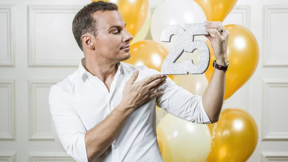 2019 är det 25 år sedan Magnus Carlsson hade sin första listetta tillsammans med dansbanden Barbados. "Hold me" låg etta på Svensktoppen i 13 veckor.