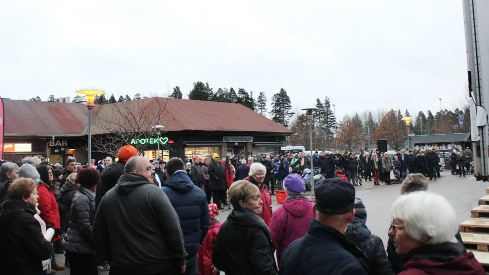 Många hade samlats på Ica-torget i Boxholm för att delta i ostfesten.