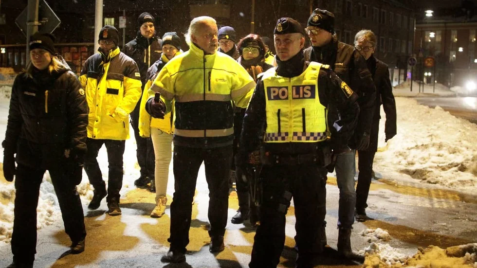 Gatuingenjör Mats Rydell och polisen Robert Friman konstaterar att det är bra med gatuljus vid övergångstället på Kungsvägen.