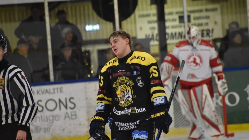 HV71-lånet Joakim Stjern Svensson fick matchstraff nästan direkt efter ett slagsmål.
