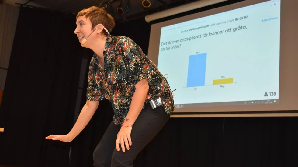 När pojkar och flickor är små görs ingen skillnad om någon gråter. Men i skolåldern slutar många pojkar att gråta.