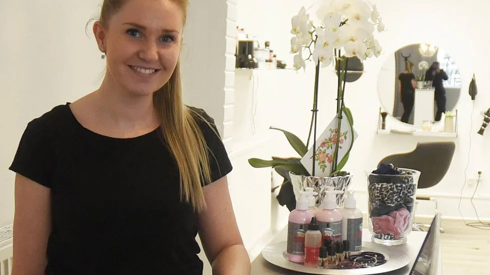 Sara Svensson är både frisör och nagelterapeut.