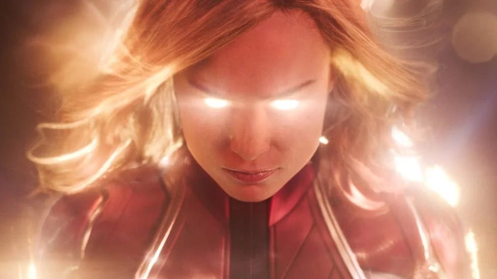 Brie Larson spelar titelrollen i ”Captain Marvel” och gör ett strålande jobb.