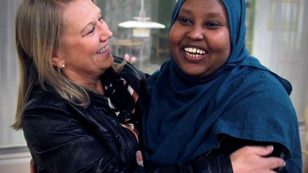Det blir mycket skratt och prat när Susanne Hallberg Brandt och Kadidja Abdillahi ses.