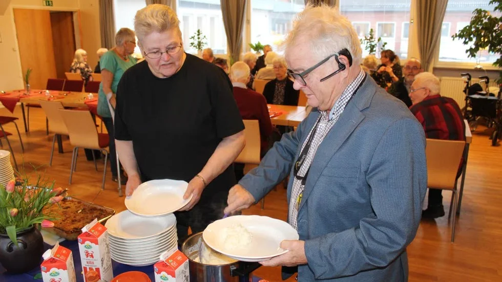 Blivande ordförande Louise-Marie Karlsson och Weine Gustavsson hugger in på gröten.