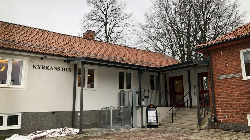 Inbrottstjuvarna krossade ett fönster och stal en dator under natten till söndagen.