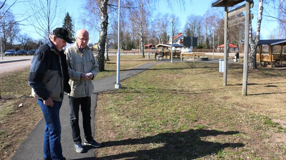 Här ska den bli. Kent Karlsson i samhällsföreningen och Bosse Bergman från Skeppet har tittat ut en bra plats.