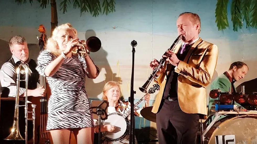 Gunhild Carling family big band förvandlar via en jazzig blues tillfälligt Toverum till New Orleans under ett av sina framträdanden i IOGT-NTO:s lokal för ett antal år sedan. 