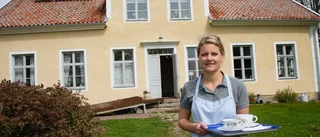 Hon lägger ned ett av kaféerna