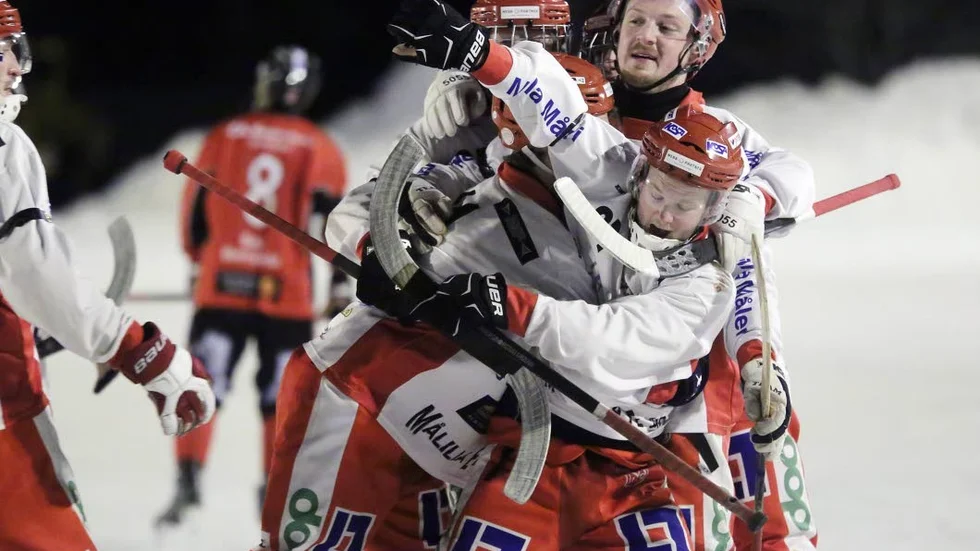 Målilla Bandy krossade Derby på Venhagsvallen under fredagskvällen.