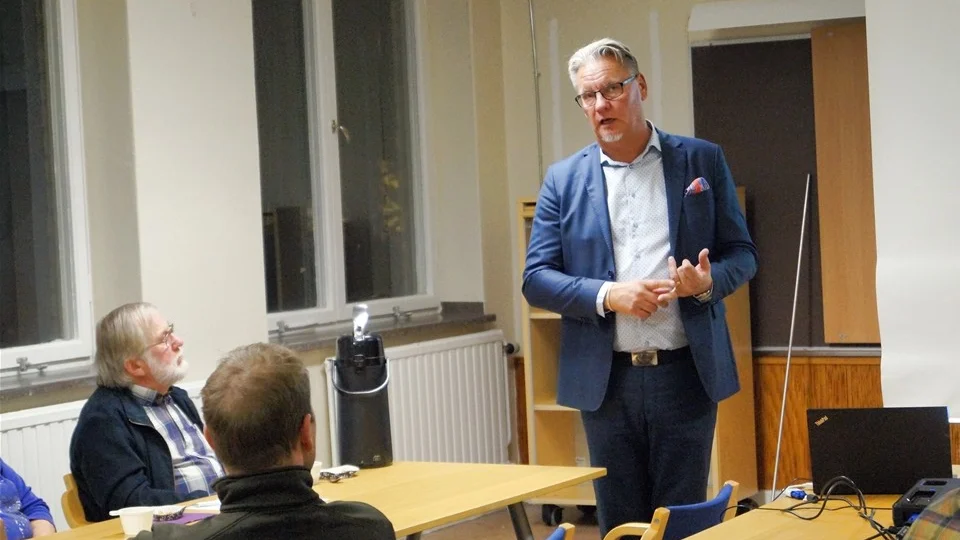 Jörgen Petersson, Kinda Ydre Sparbank, informerade Oppeby Bygderåd och Växtkraft Björksfors om placerings- och försäkringsråd.