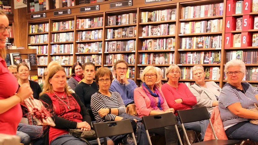 Ett 20-tal intresserade kom på författarkväll i bokhandeln, där Tove Karlstedt välkomnade.