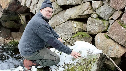 Hans Bergman är medlem i föreningen Rädda Uttern Småland. Han försöker ha koll på området runt norra Yxern och rapporterar in sina observationer.