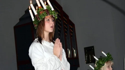 Mirelle Norén kröntes till Lucia i Hässleby kyrka. Bredvid henne står lill-Lucian Ellinore Frisk.