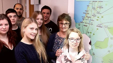 Ett brev till rektorn resulterade i en resa till Jordanien för elever på vård- och omsorgsprogrammet. Med på resan ska Marléne Järlebrant, Fidan Shehi, Tilda Bylund, Emma Dahlberg, David Barraza, Emilia Bergqvist samt Kotaiba Kholi och Ingalill Bjerkert. Saknas på bilden gör Madeleine Sallova, Robert Westin och Per Theorin.