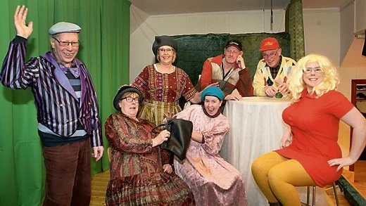 Hela revygruppen, från vänster, Bengt Andersson, Ann-Sofie Myrén, Siv Svensson, Susanne Klingstedt, Roger Segergren, Bengt Jonsson och Ida Myrén. Gunnar Nilsson och Per-Erik Nilsson saknas på bilden.