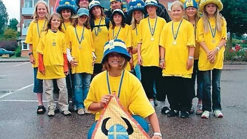 Amanda Fransson sydde en snygg supporterflagga och såg till att lagkompisarna i Rimforsa fick åka på landskampsresa till Stockholm.