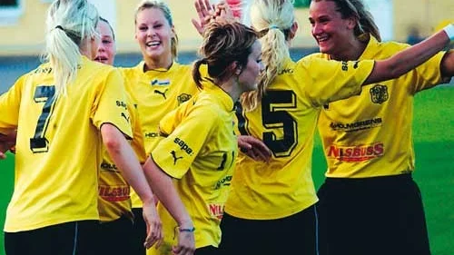VIF fick anledning att jubla över mål sju gånger i matchen mot Västervik. Foto: Magnus Strömsten